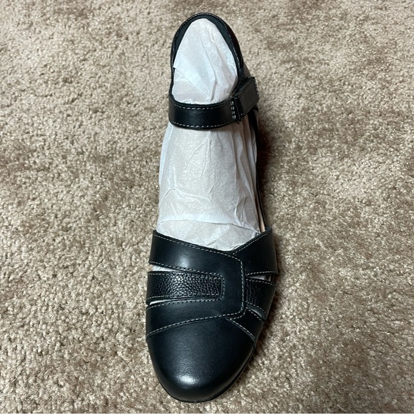 CLARKS EMILY DAISY BLACK LEATHER PUMP. NEW IN BOX. SIZE 11W. - Picture 3 of 10